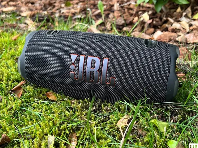 JBL-Charge-6-black-front-Reviewer-Photo-SOURCE-Ryan-Waniata.jpg