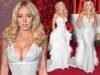Sydney Sweeney fica totalmente loira com um vestido chamativo com decote à mostra na estreia de The Housemaid em Nova York