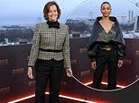 Sigourney Weaver parece jovem aos 76 anos ao se juntar a Zoe Saldana no photocall do Avatar Paris