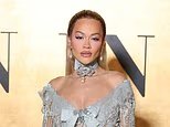 Rita Ora surpreende com um elegante vestido rabo de peixe semitransparente ao se juntar à glamorosa Jessica Alba no tapete vermelho do Pink Sea Worldwide Movie Competition repleto de estrelas