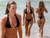 A estrela de Love Island Australia exibe sua figura insana enquanto tira a roupa e fica com um biquíni preto em Shark Seaside, em Sydney