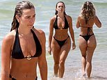 A estrela de Love Island Australia exibe sua figura insana enquanto tira a roupa e fica com um biquíni preto em Shark Seaside, em Sydney