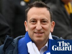 O proprietário do Brighton, Tony Bloom, enfrenta dúvidas sobre alegações de que apostou em seus próprios occasions