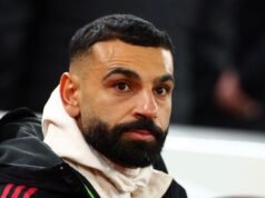 Mo Salah no banco do Liverpool NOVAMENTE enquanto Arne Slot faz uma ligação para Alexander Isak contra o Leeds