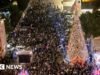 Árvore de Natal de Belém iluminada pela primeira vez desde o início da guerra em Gaza