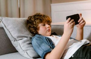Por que os pais podem querer adiar os smartphones para as crianças