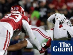 Alabama supera déficit de 17 pontos e 50 Cent vence Oklahoma no School Soccer Playoff