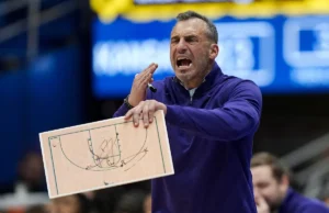 O técnico do Inexperienced Bay, Doug Gottlieb, joga cadeira após derrota para Robert Morris