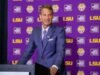 O técnico da LSU, Lane Kiffin, anuncia que o coordenador defensivo Blake Baker permanecerá com os Tigers