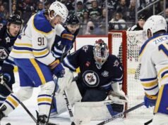 Comrie brilha enquanto os Jets superam os Sabres para derrapar em dois jogos