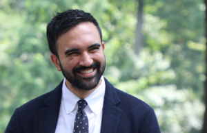 Mamdani rompe com Adams e promete que Nova York vai parar de limpar acampamentos de sem-teto em janeiro