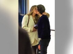 Rebecca Gayheart foi vista beijando o namorado bilionário enquanto ela e Eric Dane navegavam em um casamento distante