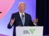Biden diz que ‘somos os Estados Unidos da Amerigotit’ na última gafe na conferência de DC