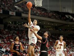 Acuff marca 18 pontos para liderar o 25º lugar do Arkansas sobre Fresno State por 82-58