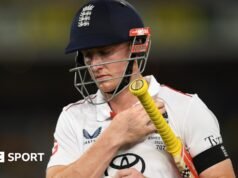 Inglaterra em frangalhos após dia sombrio em Brisbane