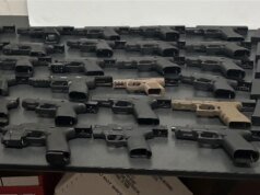 Dois presos após dezenas de armas, incluindo modelo ‘assassino de policiais’, encontradas em pneu sobressalente na fronteira sul: DPS