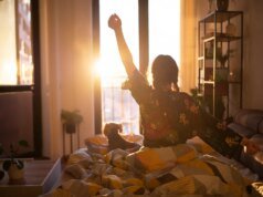 Obter luz solar matinal irá transformar seu sono neste inverno. Veja como fazer isso direito