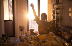 Obter luz solar matinal irá transformar seu sono neste inverno. Veja como fazer isso direito