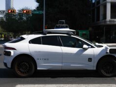 Federais investigam robotaxis Waymo por supostamente passar por ônibus escolares em Austin