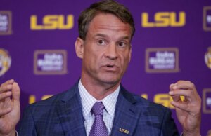 Lane Kiffin ri dos rumores de treinador principal de Michigan em meio à polêmica de Sherrone Moore