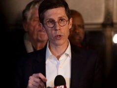 Prefeito de Windfall e chefe de polícia homenageados em jogo de basquete universitário após investigação do atirador de Brown