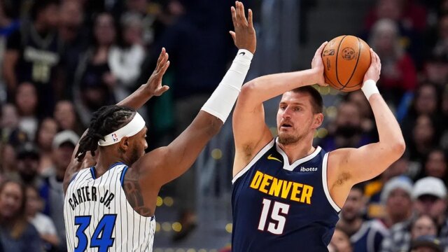 nikola-jokic-passes-nuggets-magic.jpg