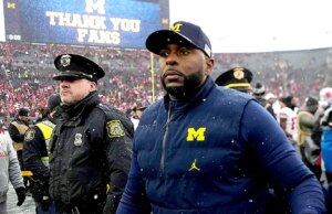Quem é Sherrone Moore? A impressionante queda do técnico campeão nacional de Michigan termina em prisão