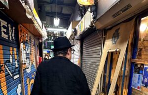 Armado com um laptop, um compositor de Los Angeles de Tóquio usa o som para criar um lugar