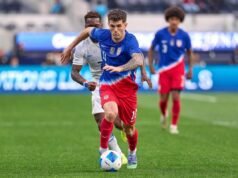 Mia Hamm destaca o poder unificador do futebol na celebração do sorteio da Copa do Mundo de Los Angeles