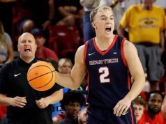 Jogador de basquete da Utah Tech dá um soco no oponente após ser mergulhado em um incidente viral